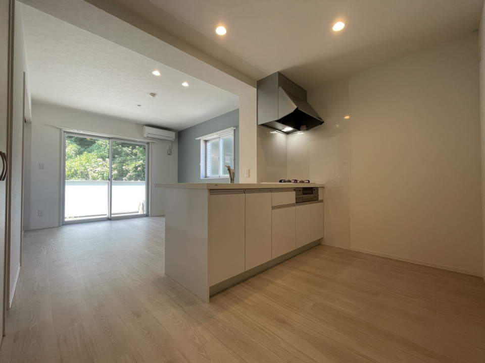白い部屋に窓の外の緑が際立つ