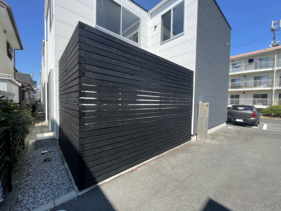 ウッドデッキは建物裏面に位置しています