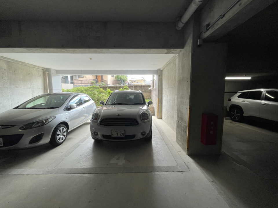 駐車場は建物地下です。車種制限があるので必ず現地でご確認を！