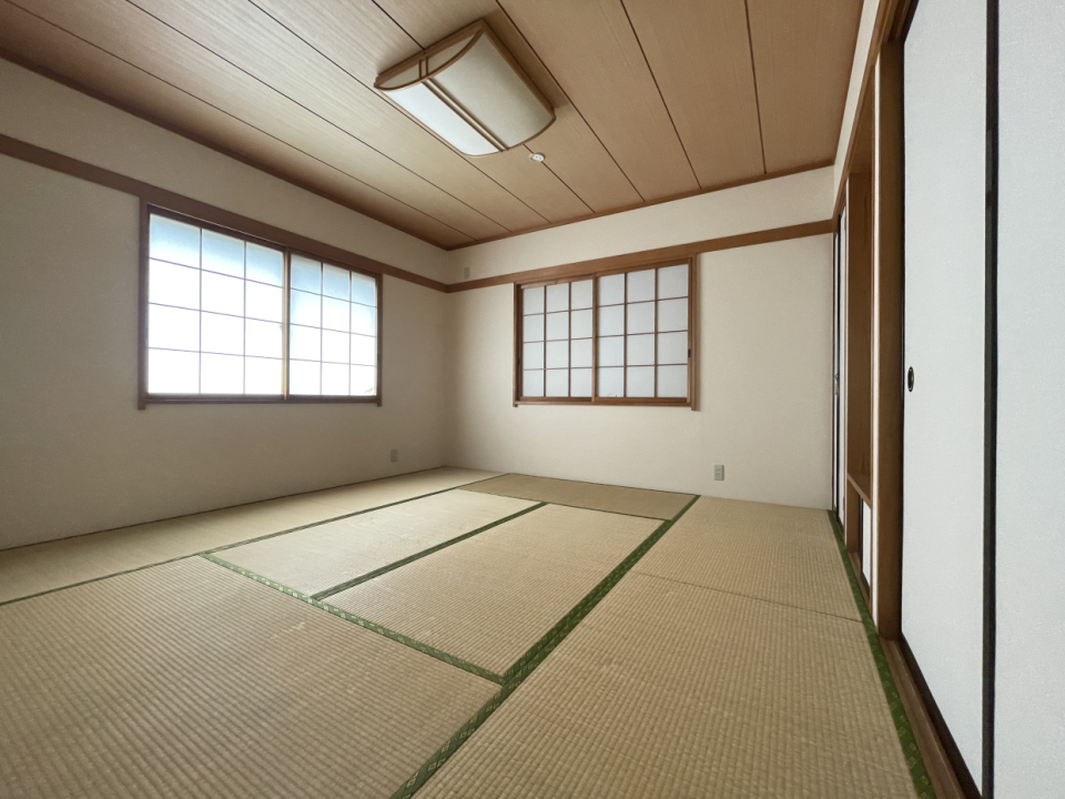 2階の和室は８帖。お布団強いてゴロゴロしたい...!
