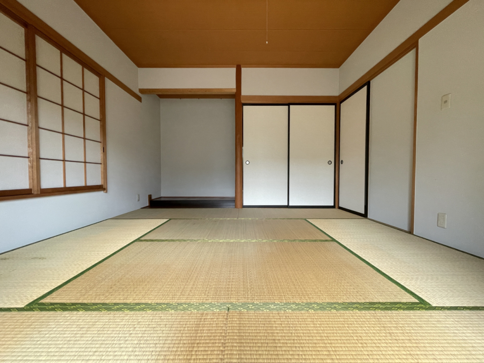 1階南西和室は8帖。広縁側にお庭があります