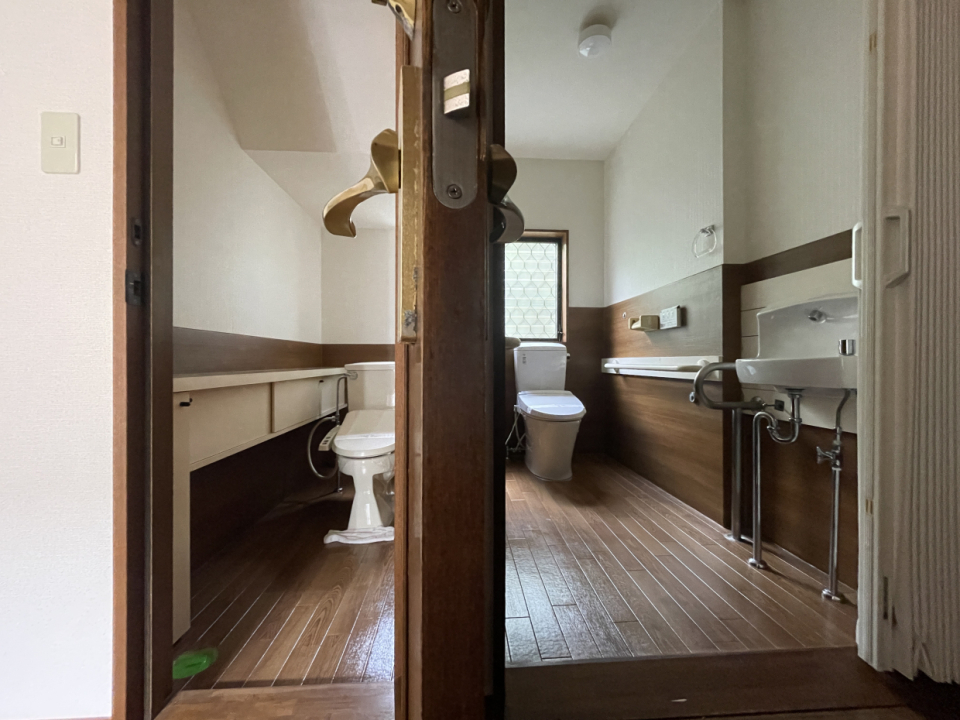右側のトイレはバリアフリー対応になります