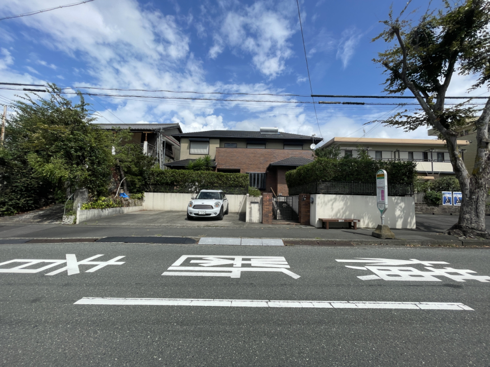 お家の目の前がバス停。駐車場も2台無料です