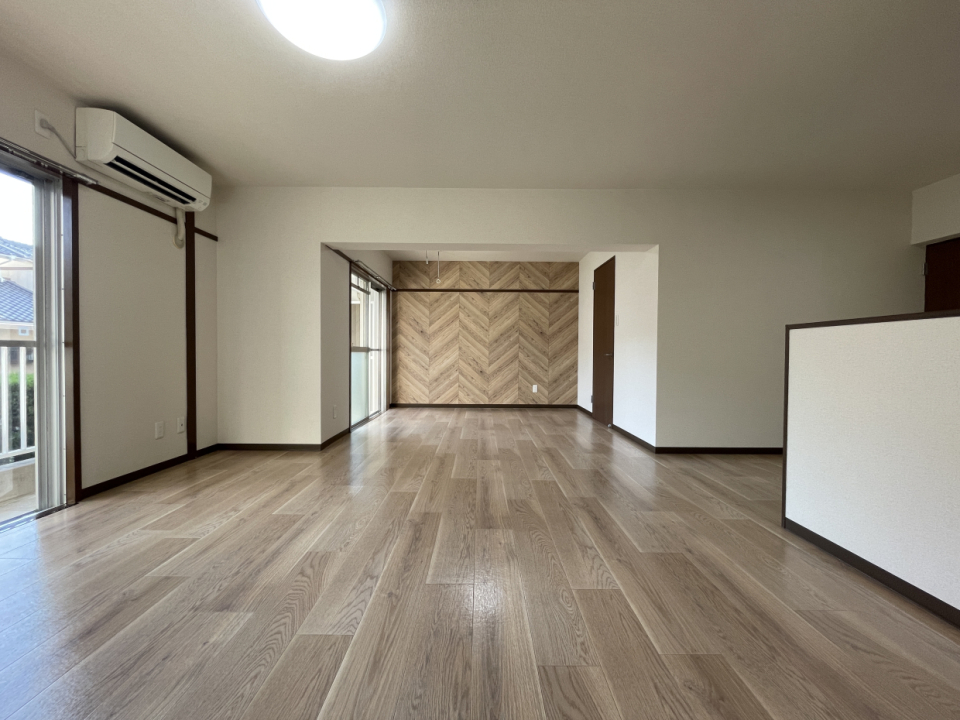 2部屋の壁を抜いて広い1部屋になりました