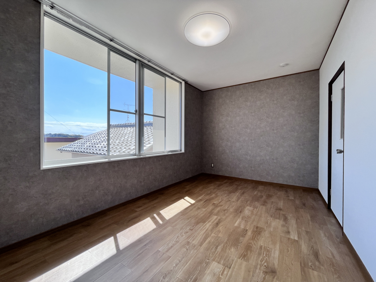 大きな窓からの明るい日差し