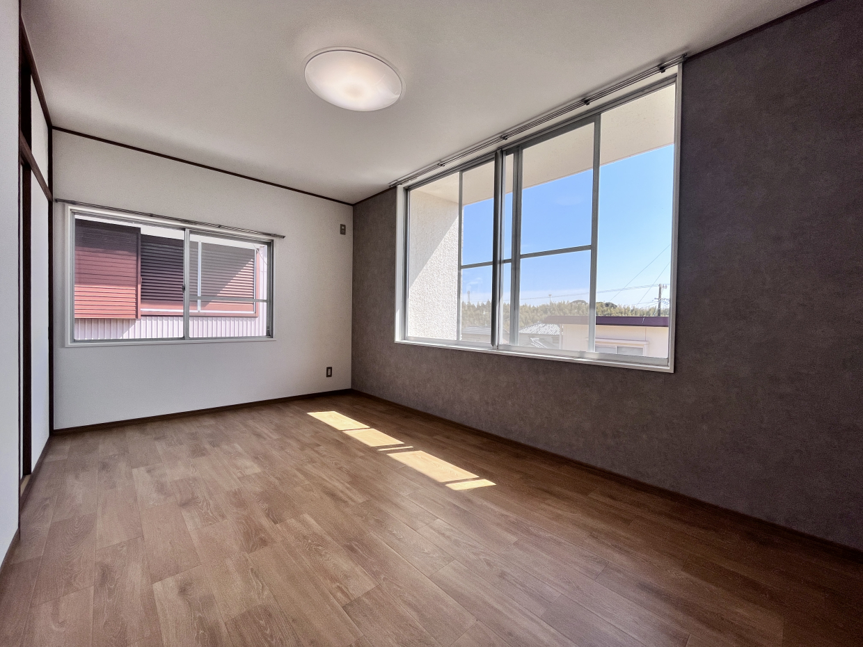 2面採光ですが、東側がお隣様の窓と同じ目線で気になる