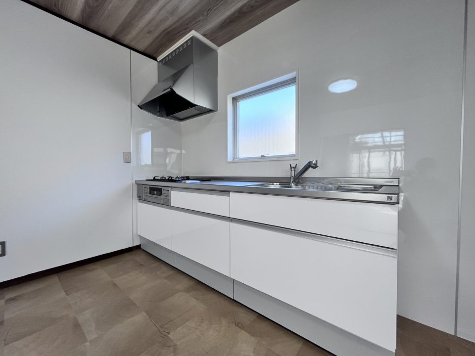 作業スペースもしっかり確保されたシステムキッチン。換気窓もあり