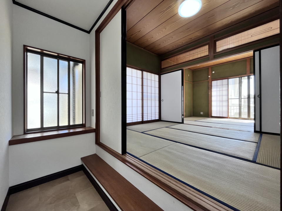 1Fの廊下の先、南側1段上がったところに和室