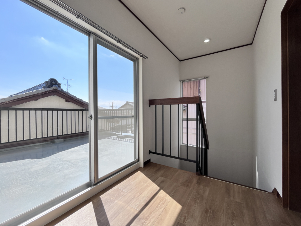 階段を上った先には大きな掃き出し窓と広いバルコニー