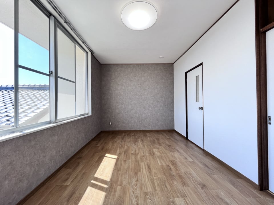 2Fの約7.5帖の洋室。グレーのアクセントクロスで落ち着いた雰囲気