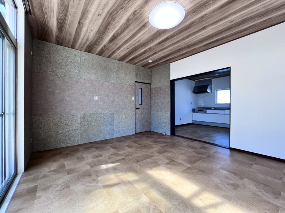 リビングは約10帖。ダイニングキッチンとスペースが分けられています