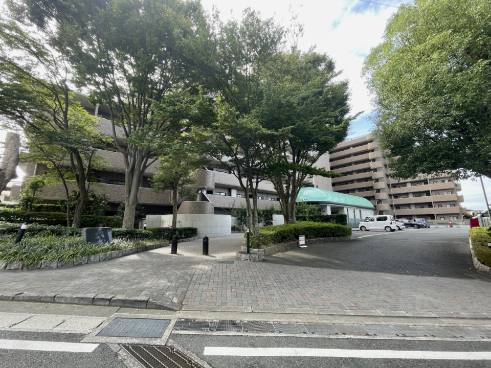 外観。手入れされた植栽がお出迎え。建物をぐるっと囲むのはツツジ