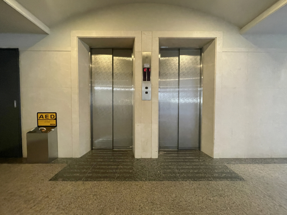 エレベーターは2基設置されています