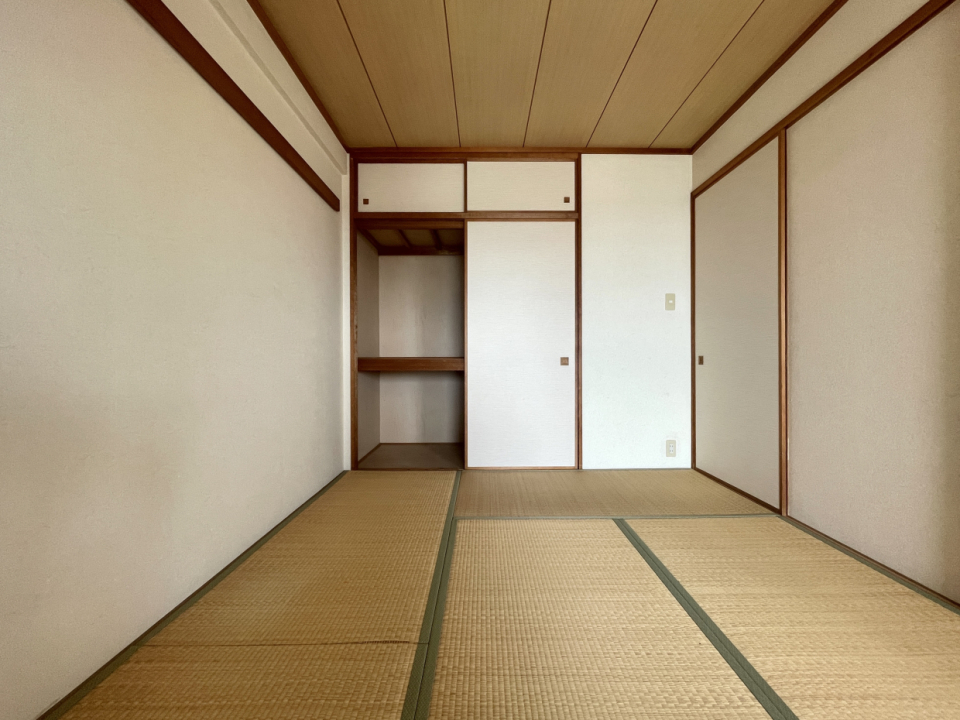 広さは6帖。奥には押入収納と天袋