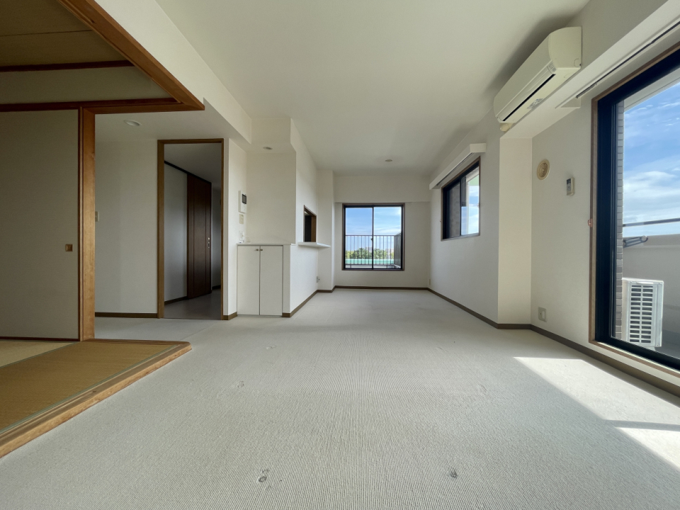 窓がたくさんあって明るいお部屋