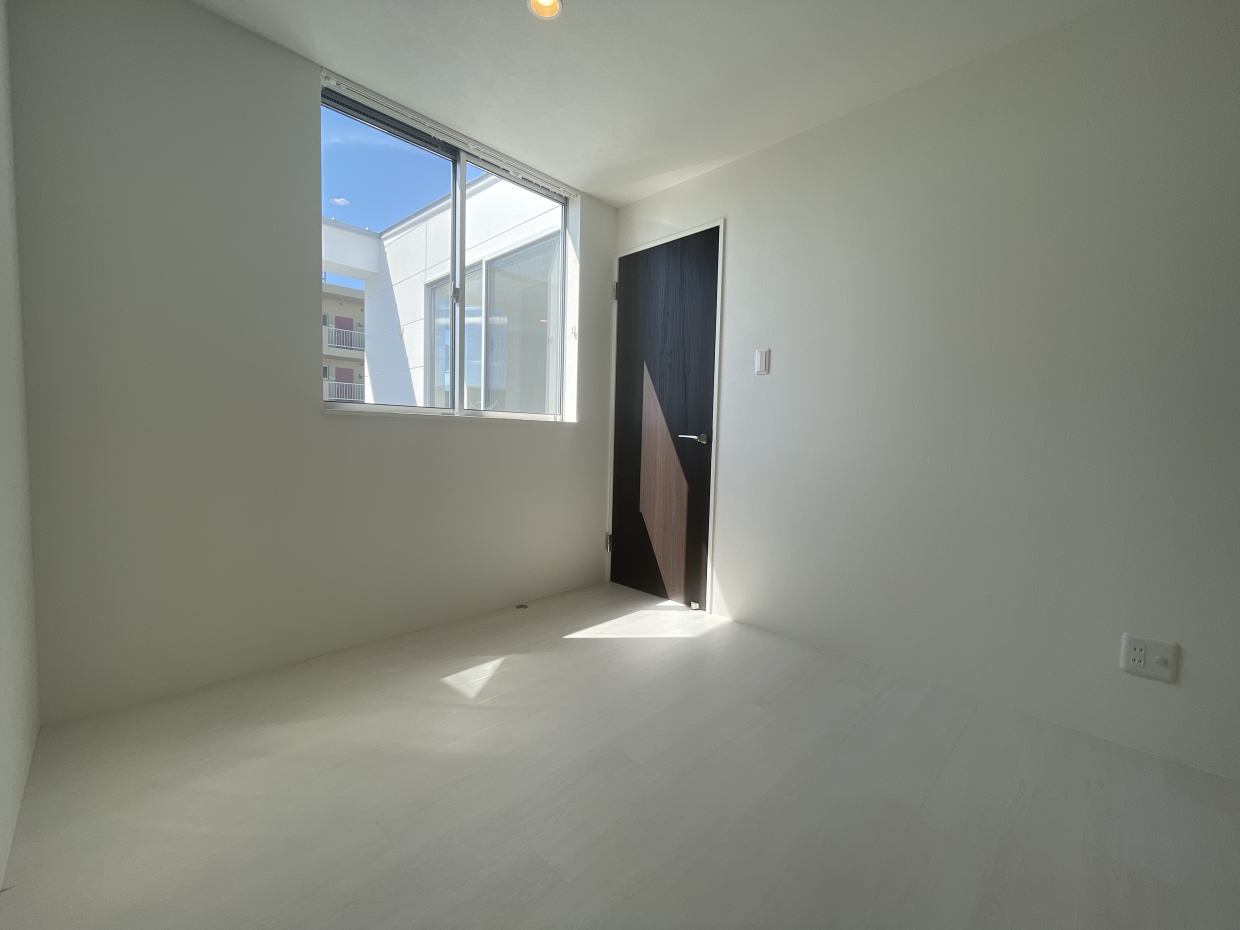 こちらは4.9帖の洋室