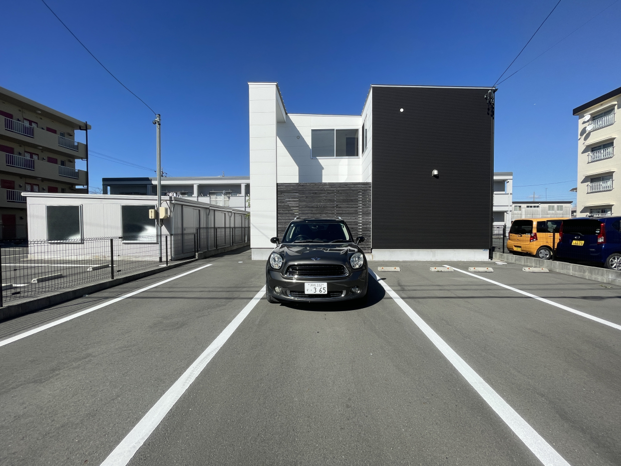 駐車場は2台無料ですが、左2つの区画が使えるので縦列で停められればMAX4台もいけるかも!?