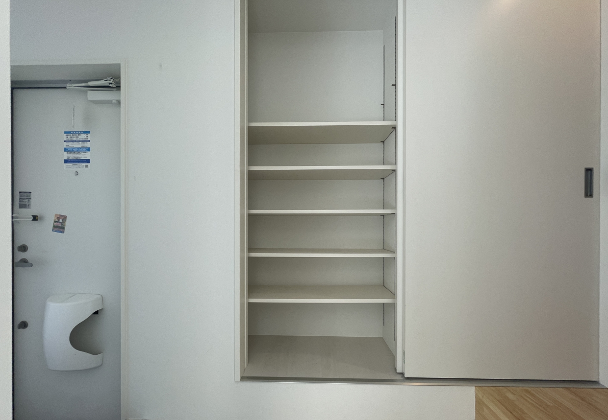 1階に戻ると階段下、玄関横に靴箱を兼ねた収納棚があります