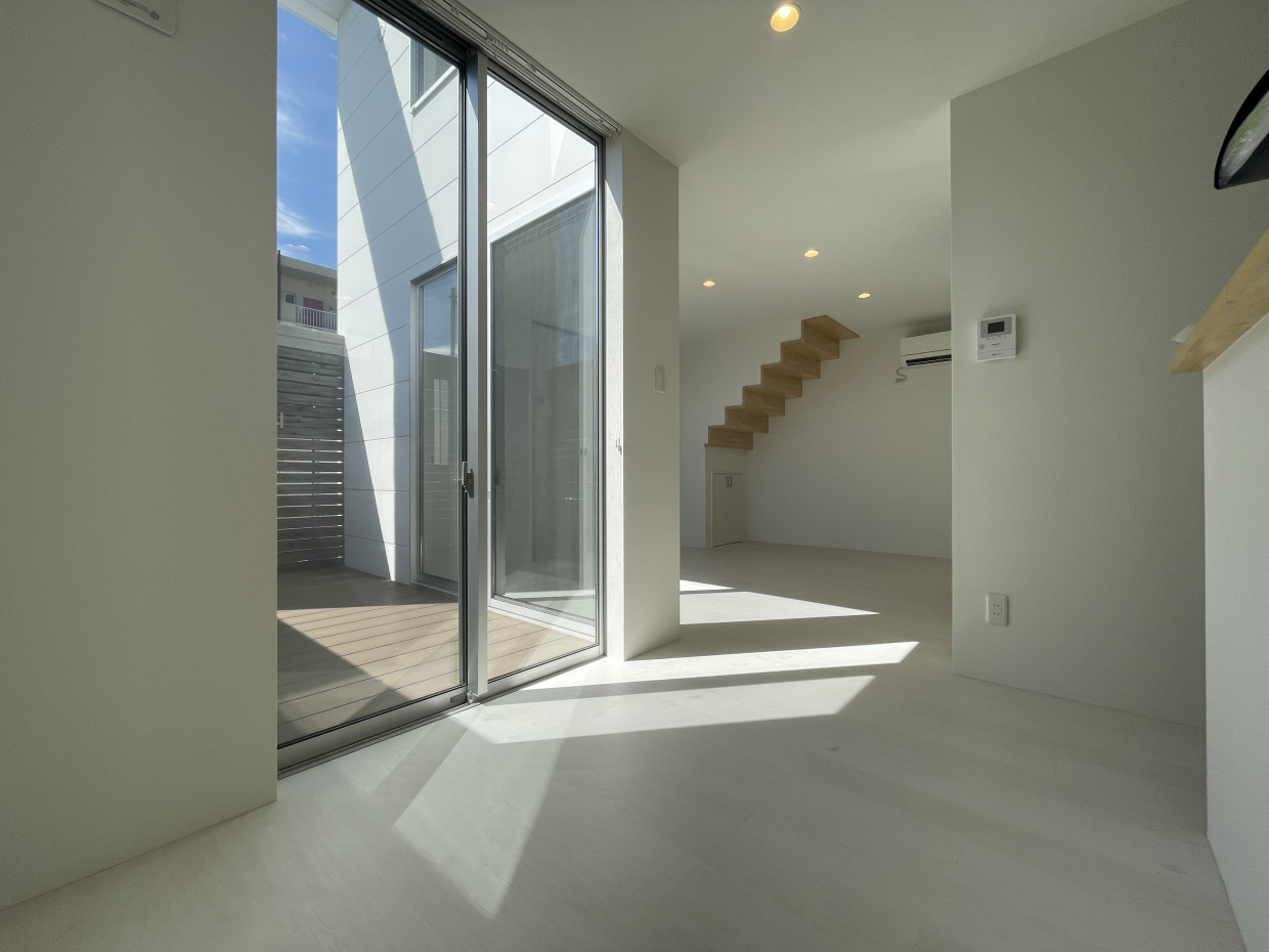 キッチン正面にもウッドデックに繋がる窓があって明るい気持ちでお料理できそう