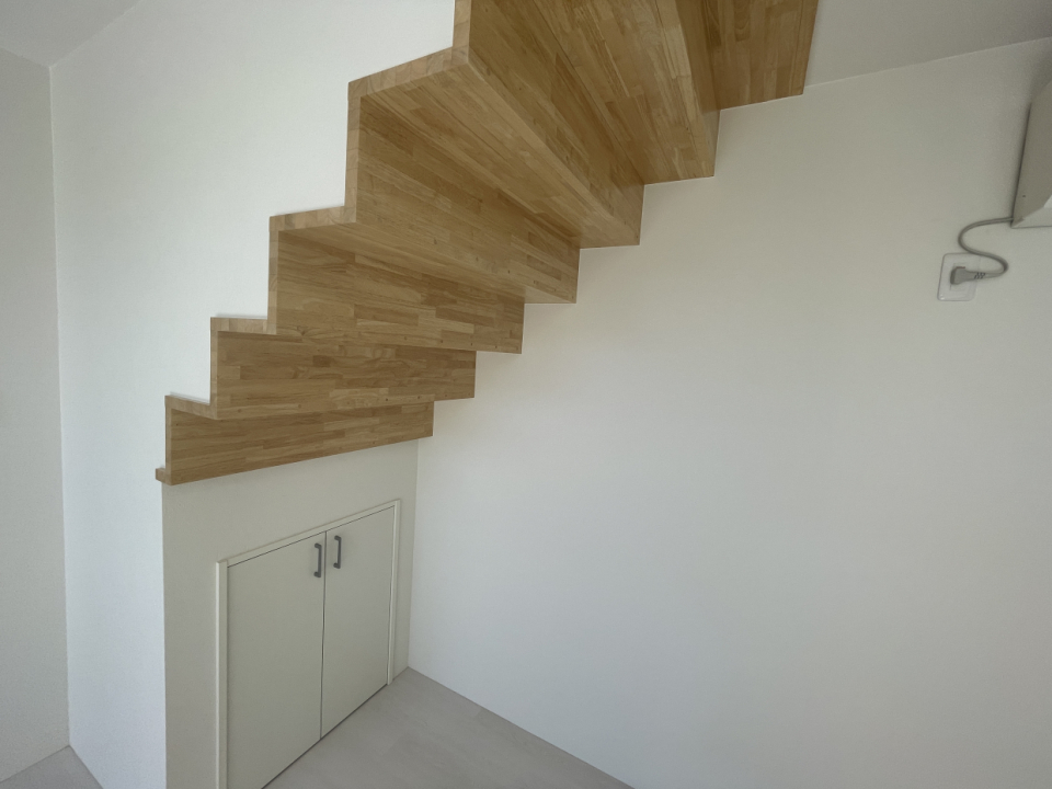 階段下の木のカクカクが模様のようでかわいい