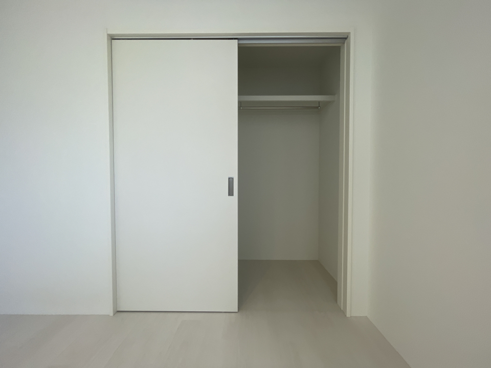 このお部屋には引き戸タイプのクローゼットが