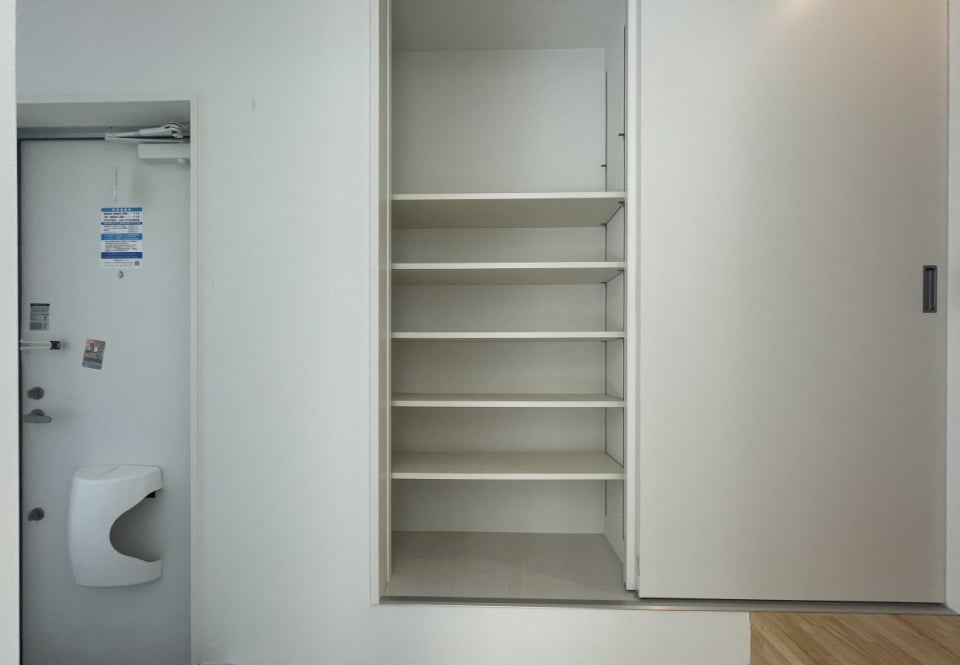 1階に戻ると階段下、玄関横に靴箱を兼ねた収納棚があります