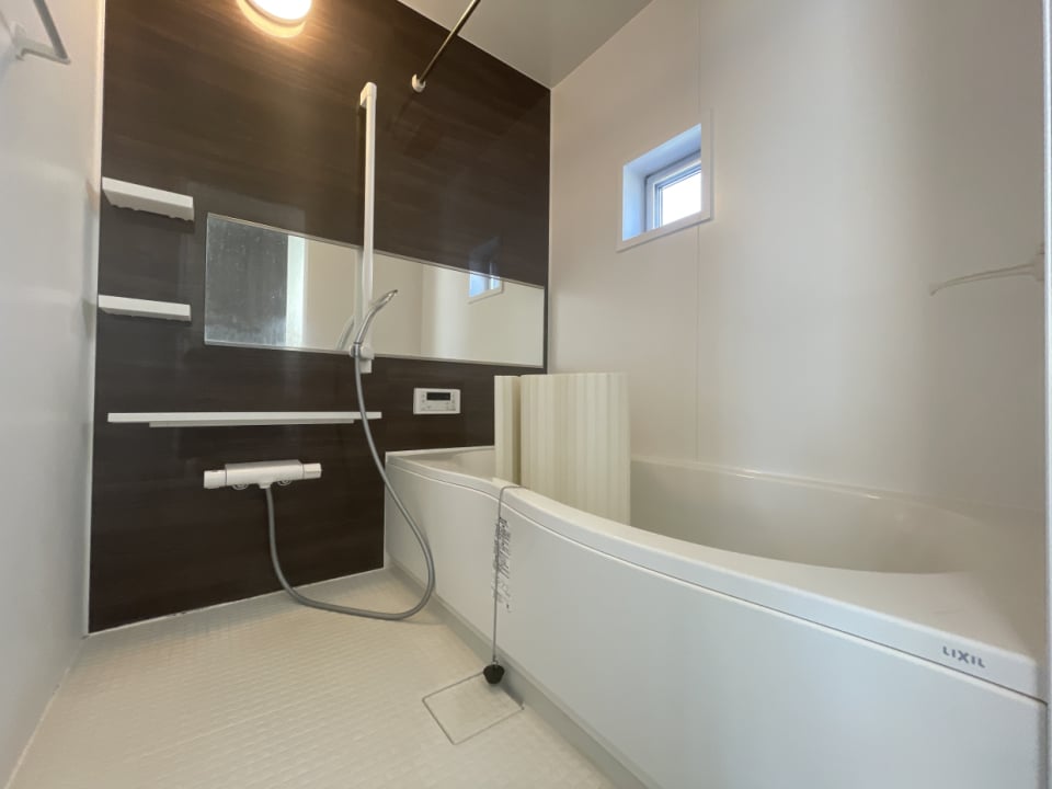 お風呂は浴室乾燥付き、浴槽も足を伸ばしてリラックスできそう