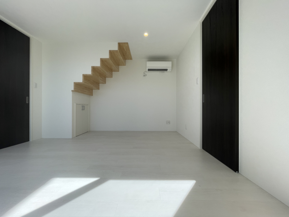 白をベースにした上品で美しい配色のリビング