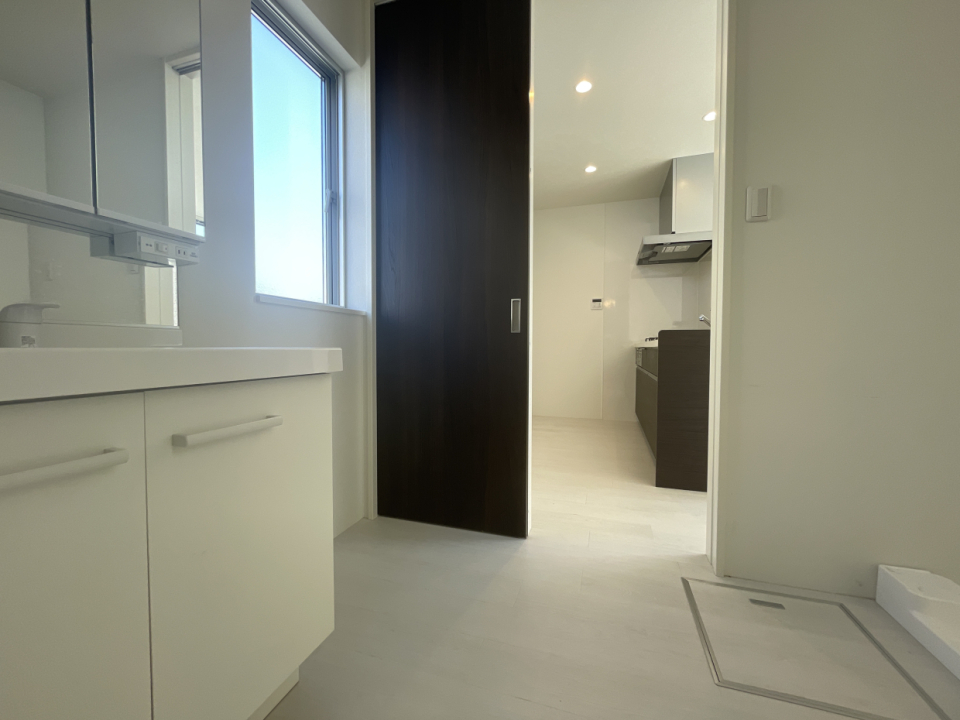 脱衣所って暗くなりがちなイメージありますが、大きめ窓から採光が確保できるのが嬉しい