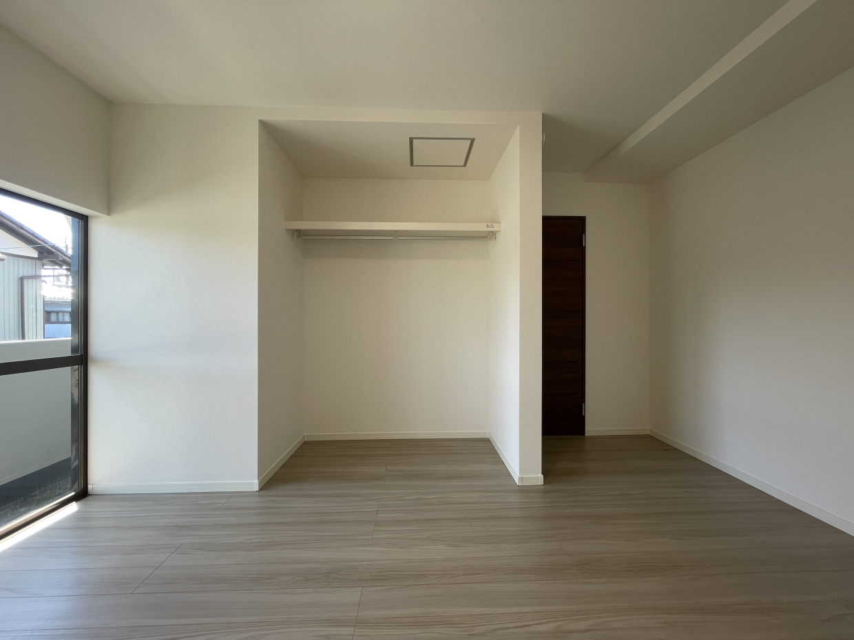 オープンクローゼットなのでお気に入りの洋服をディスプレイしながらかけておけます。