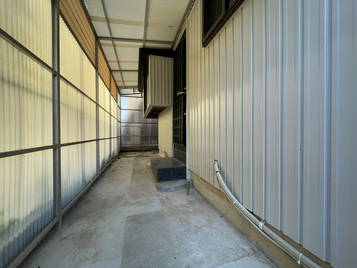 勝手口もあるので外収納として活用できそう。