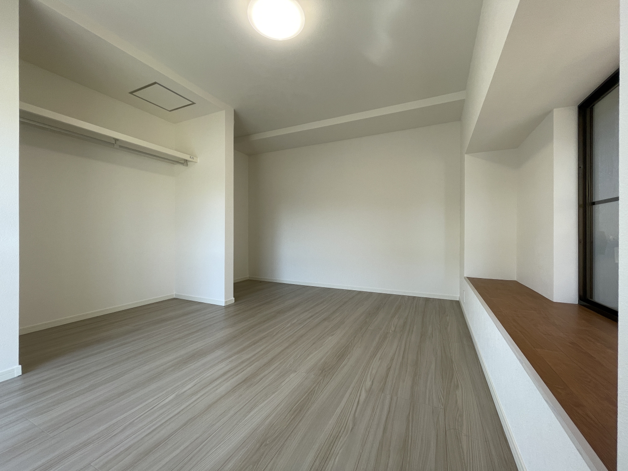 腰窓は出窓になっているので空間がさらに広く感じます。