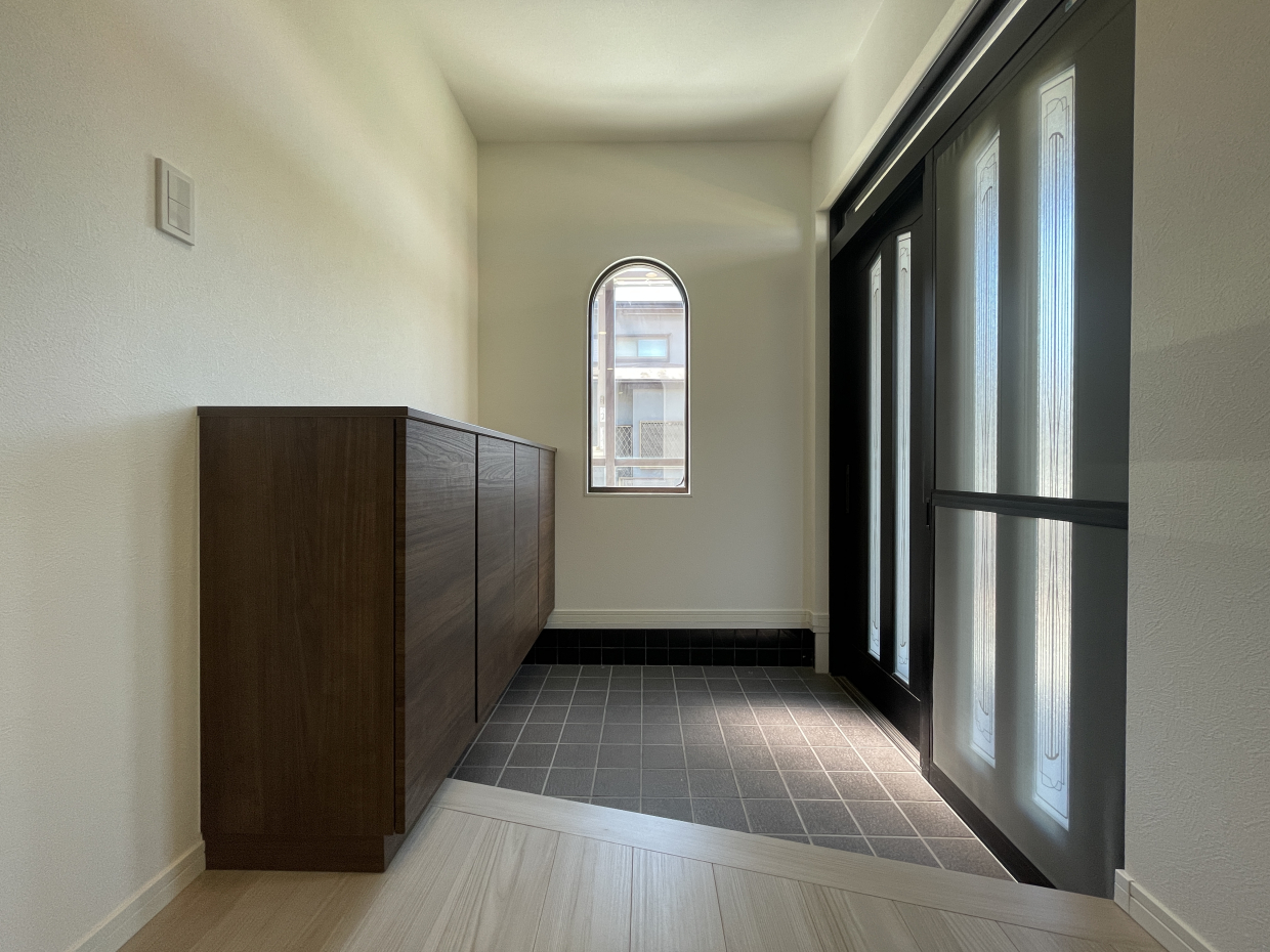 アーチ型の小窓が良い感じ。