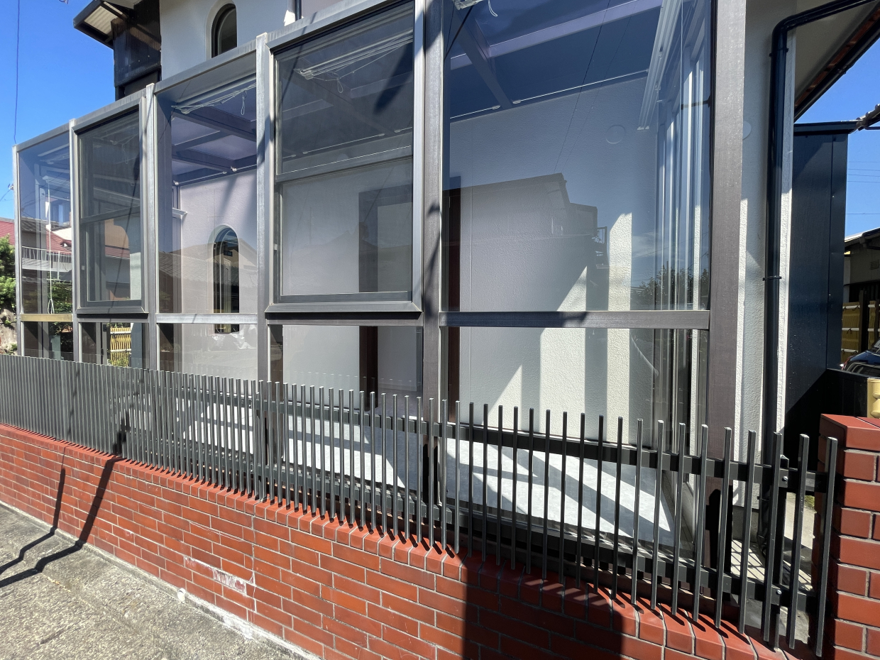 外から見たサンルームはこんな見た目。