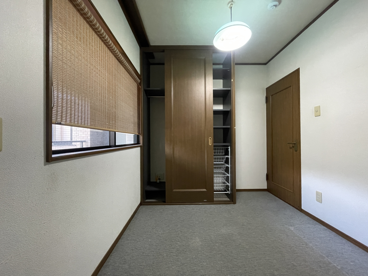 4.2帖の洋室は、カーペットが敷かれています
