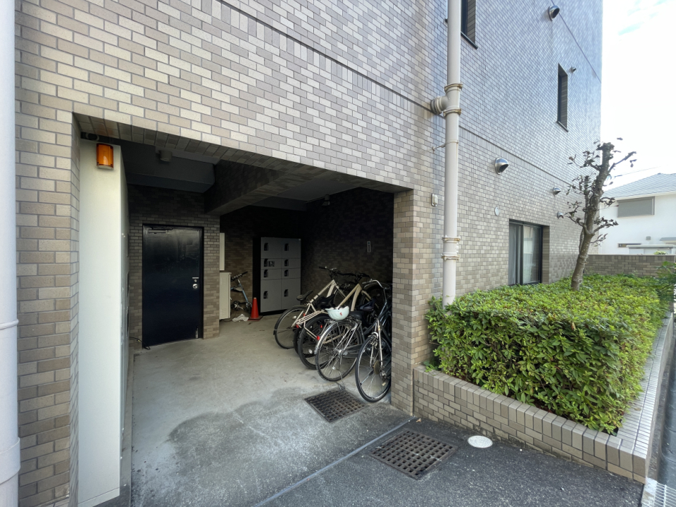 駐輪場も雨に濡れない位置。