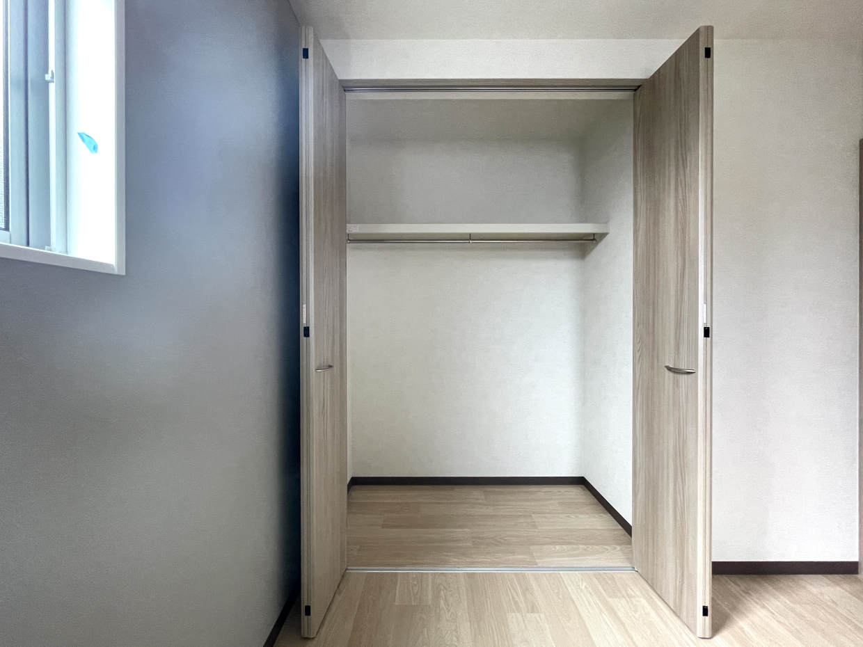 クローゼット。奥行きも活用したい