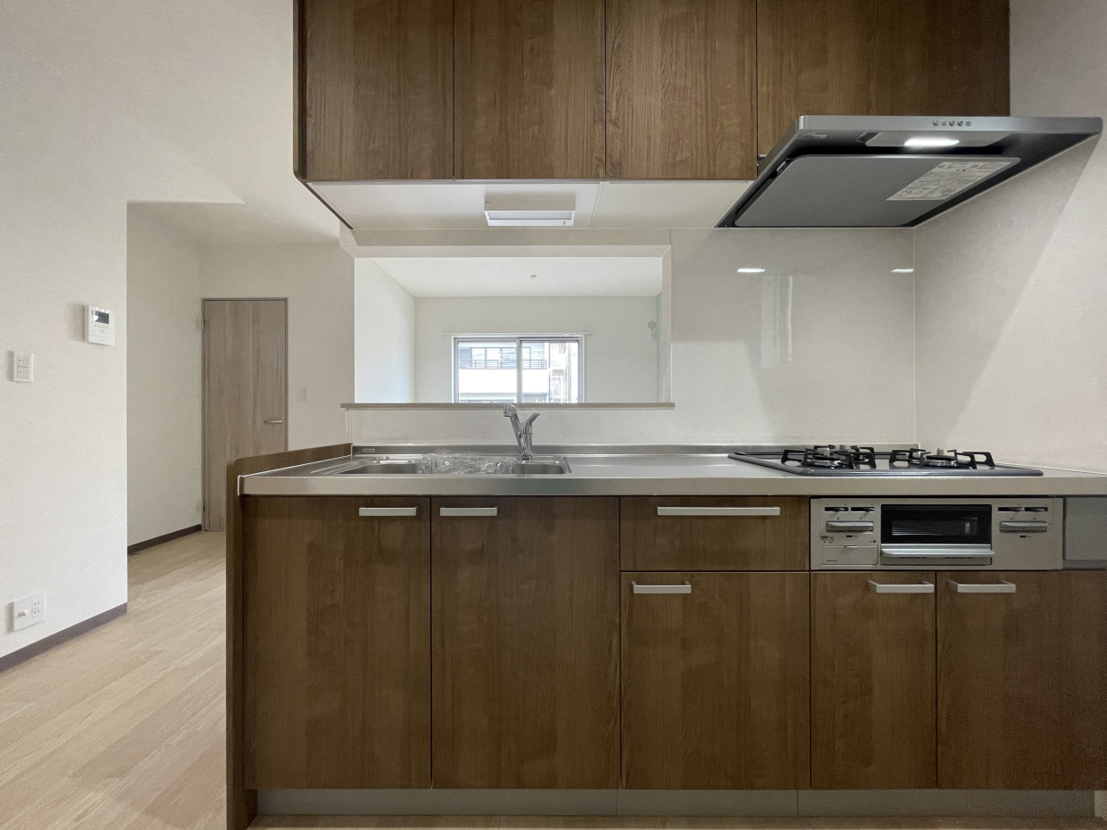 キッチンからリビングを見渡せる