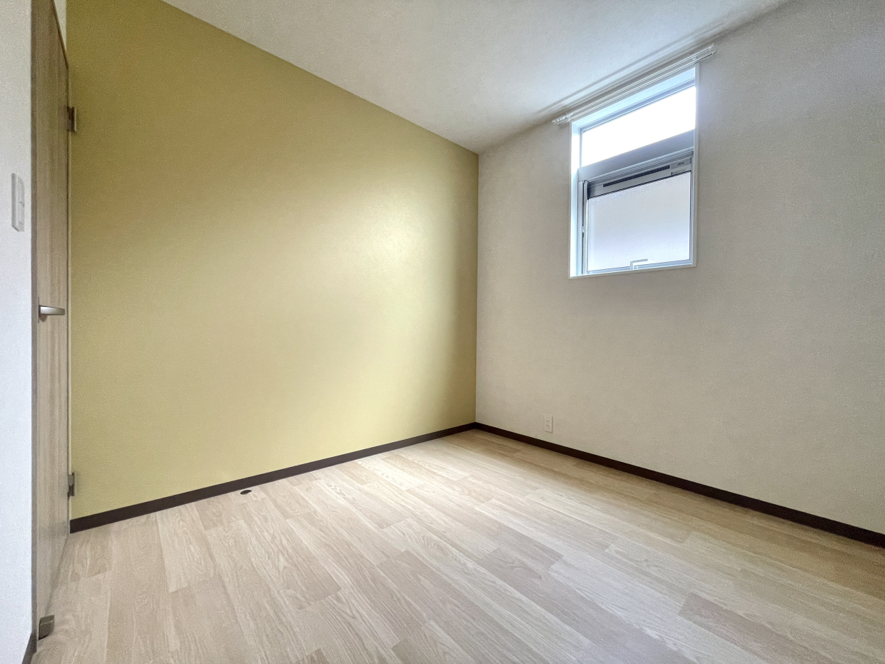 真ん中の4.5帖洋室。くすみカラーのアクセントクロス