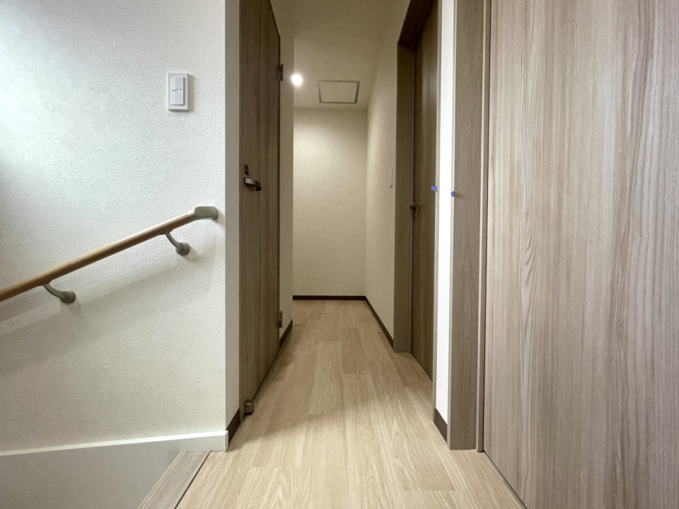 2階廊下。突き当たりが間取りでいう納戸です