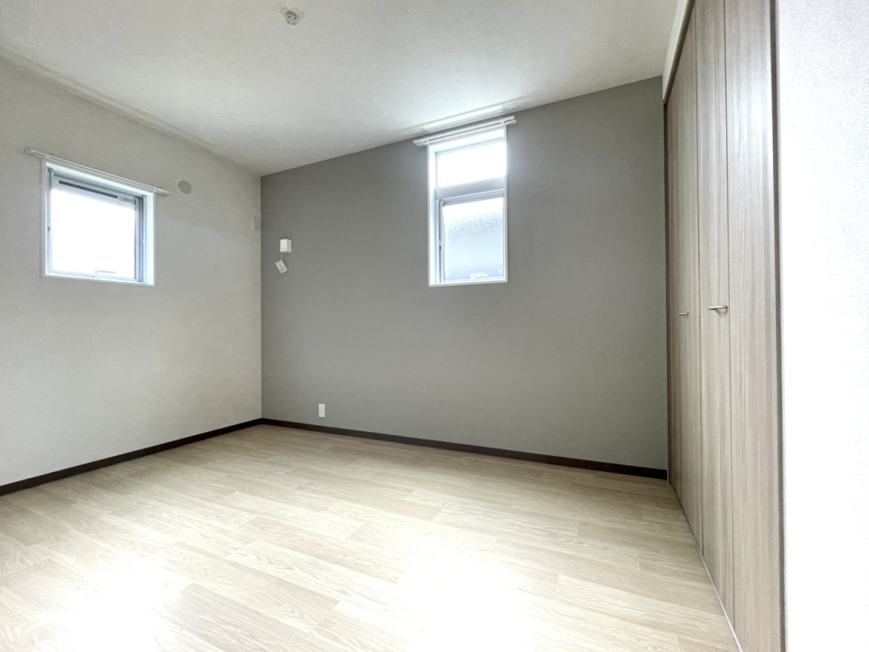 6帖の洋室。グレーのアクセントクロス