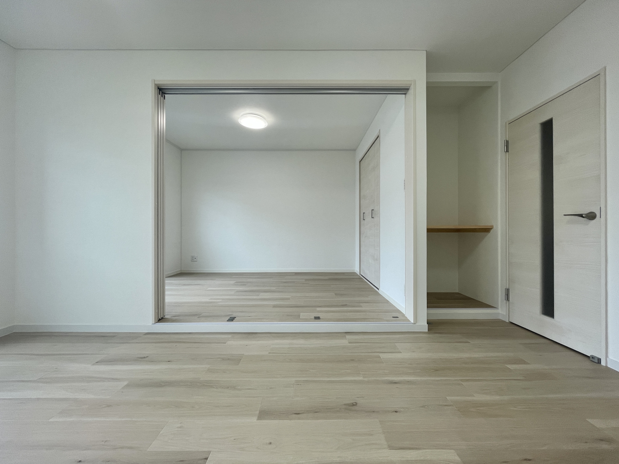 お隣の洋室との扉を開けておくとより広く使える