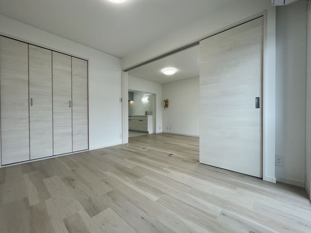 約6帖の洋室から。LDKと合わせると約17.5帖の広さ