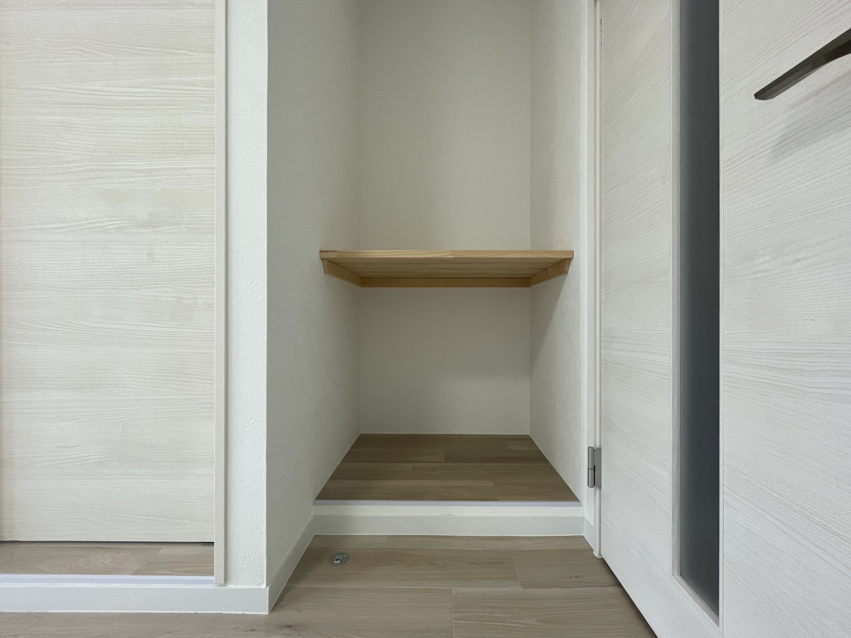 LDK入ってすぐのところにあるオープンの棚