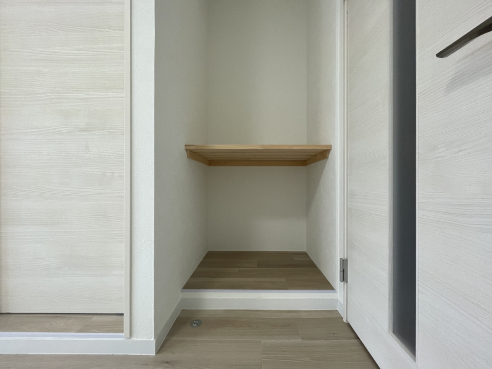LDK入ってすぐのところにあるオープンの棚
