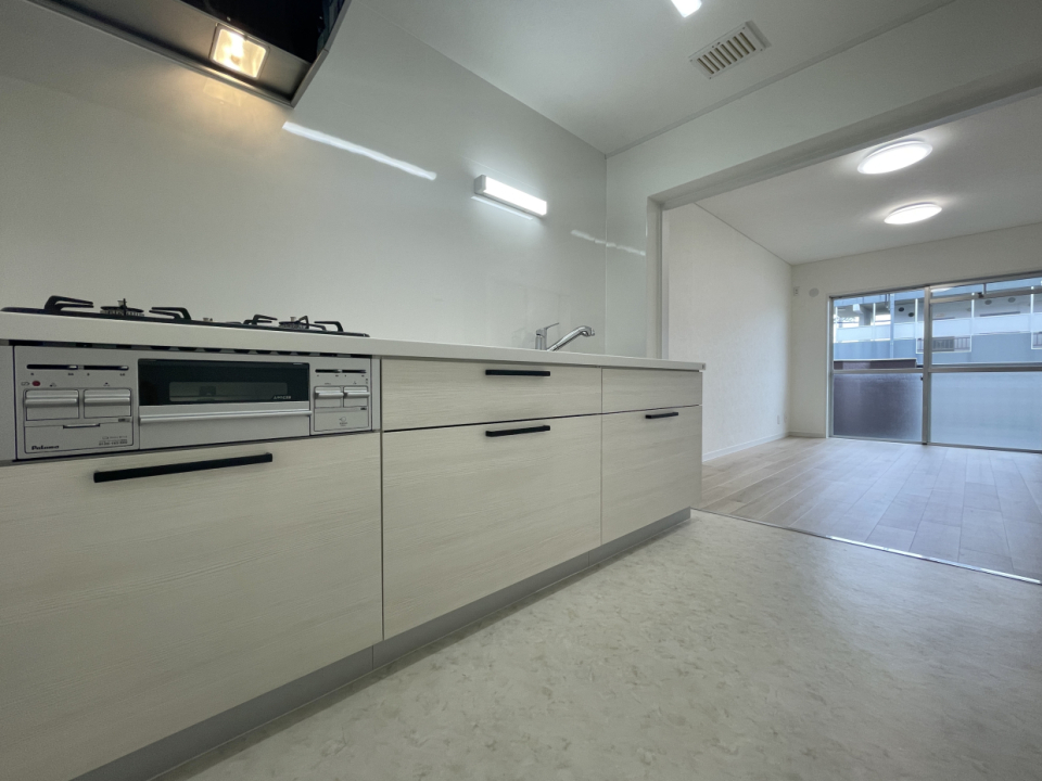 キッチンからリビングをのぞむ。フロアは切り替えになっている