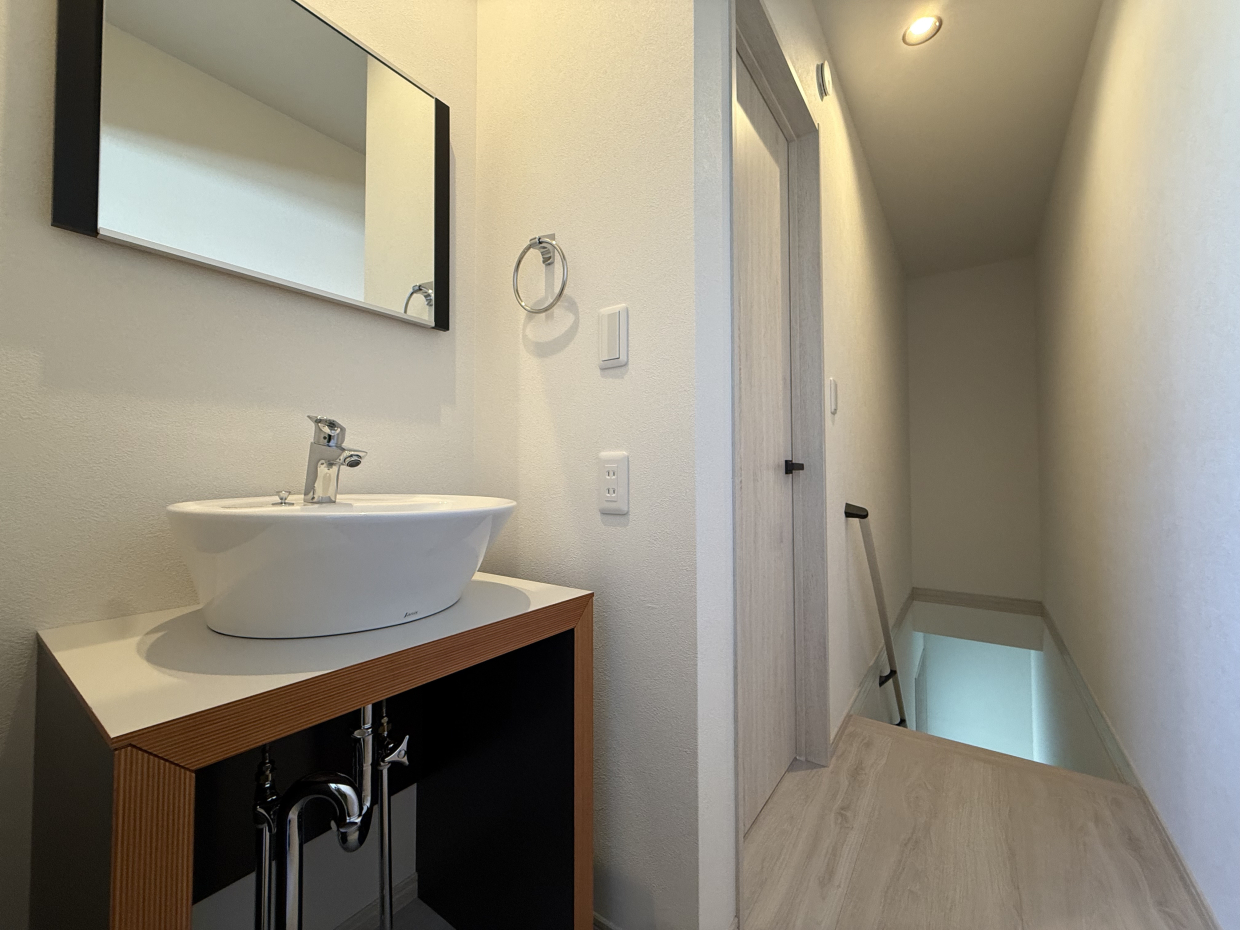 綺麗な洗面スペースが3階の階段上に