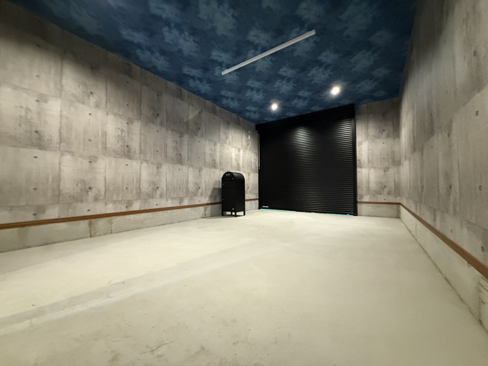 天井に星空がびっしり、こんなガレージ見たことありますか？