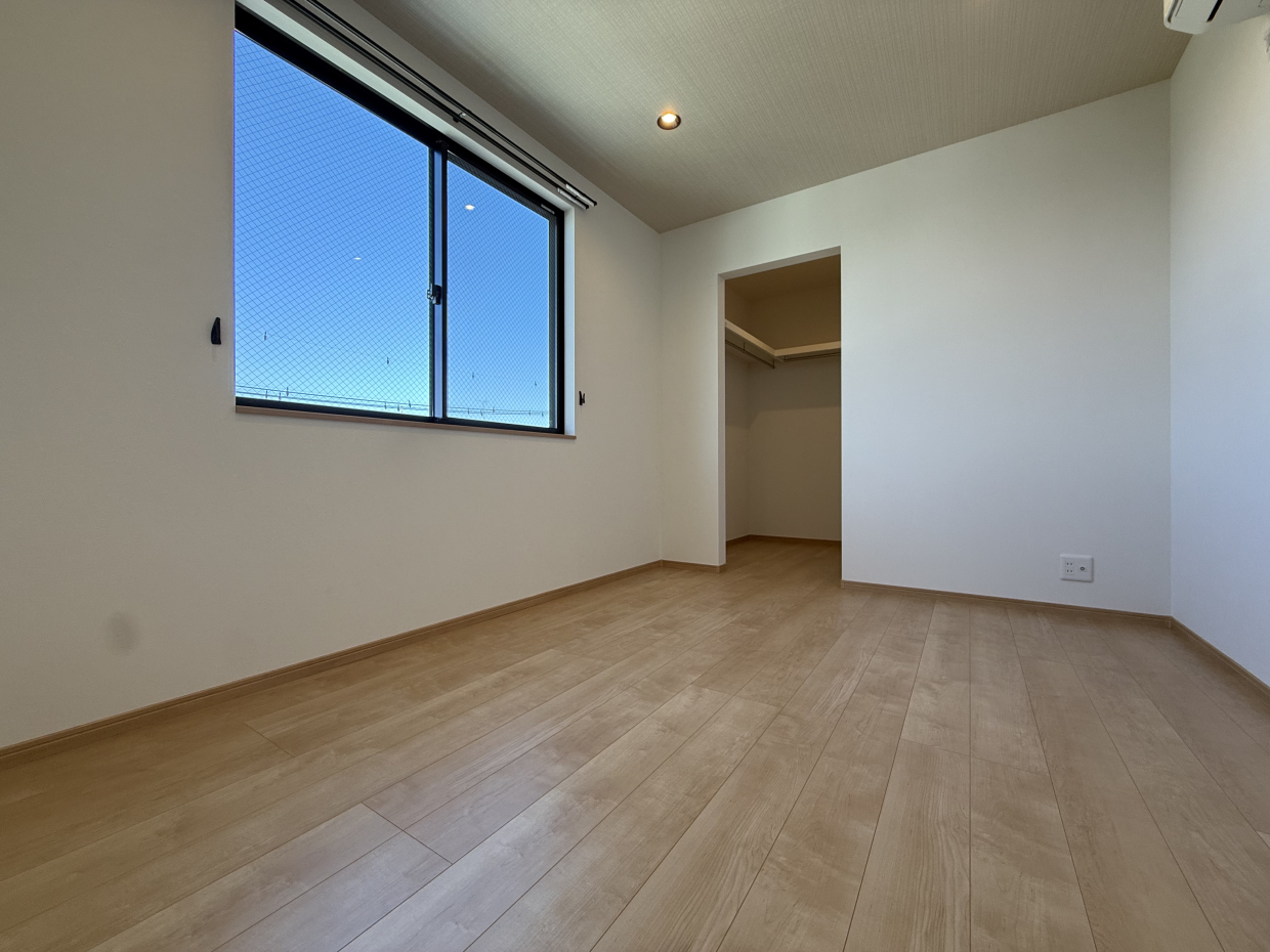 こちらの洋室からは天気がいいと富士山が見えるらしいです！