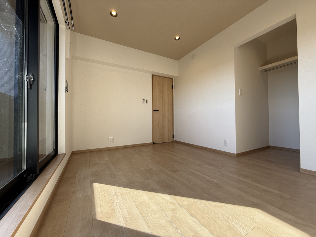 SOMIFYがついています、自動でブラインドなどが動かせる！